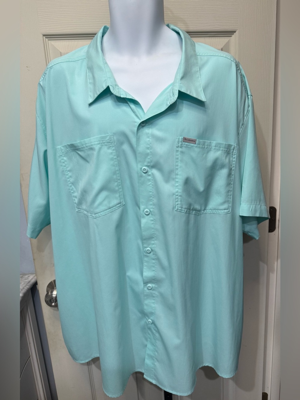 Columbia Men's Short Sleeve Button-Down Shirt in Aqua Mint